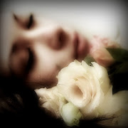 MUJER AMADA. Desnuda sobre la cama. su cuerpo aún suda pasión; (mujer amada)