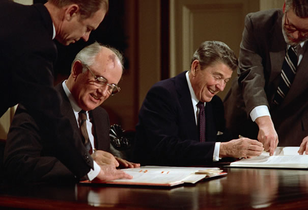 http://3.bp.blogspot.com/-_pmhhVNXG7I/UWxPB5LX2yI/AAAAAAAAAV4/Ym0DQmoobQs/s1600/gorbachev-and-reagan-signing-pact.jpg