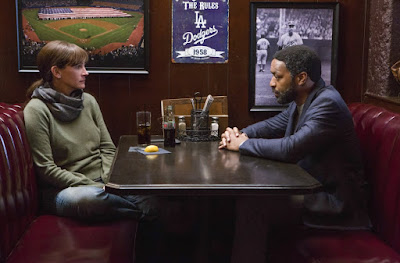 Julia Roberts and Chiwetel Ejiofor in Secret in Their Eyes
