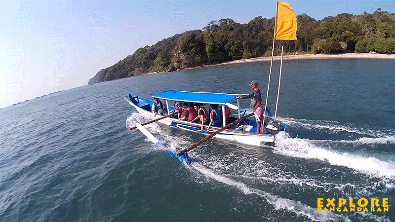Perahu Wisata menerjang ombak samudra pangandaran