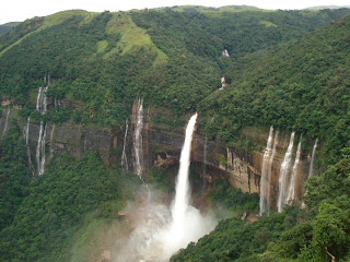 கண் கவரும் அழகுக்காட்சிகல் - Page 2 Nohkalikai+Falls+at+Cherapunji%252C+Meghalaya