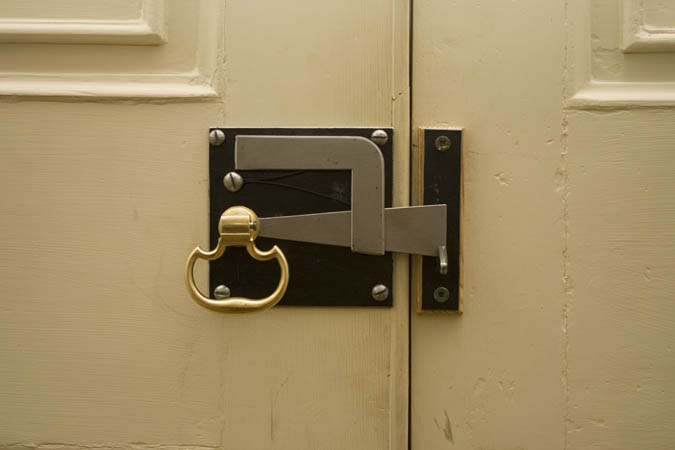 Type Of Storm Or Security Door Latch Lock And Its Locking