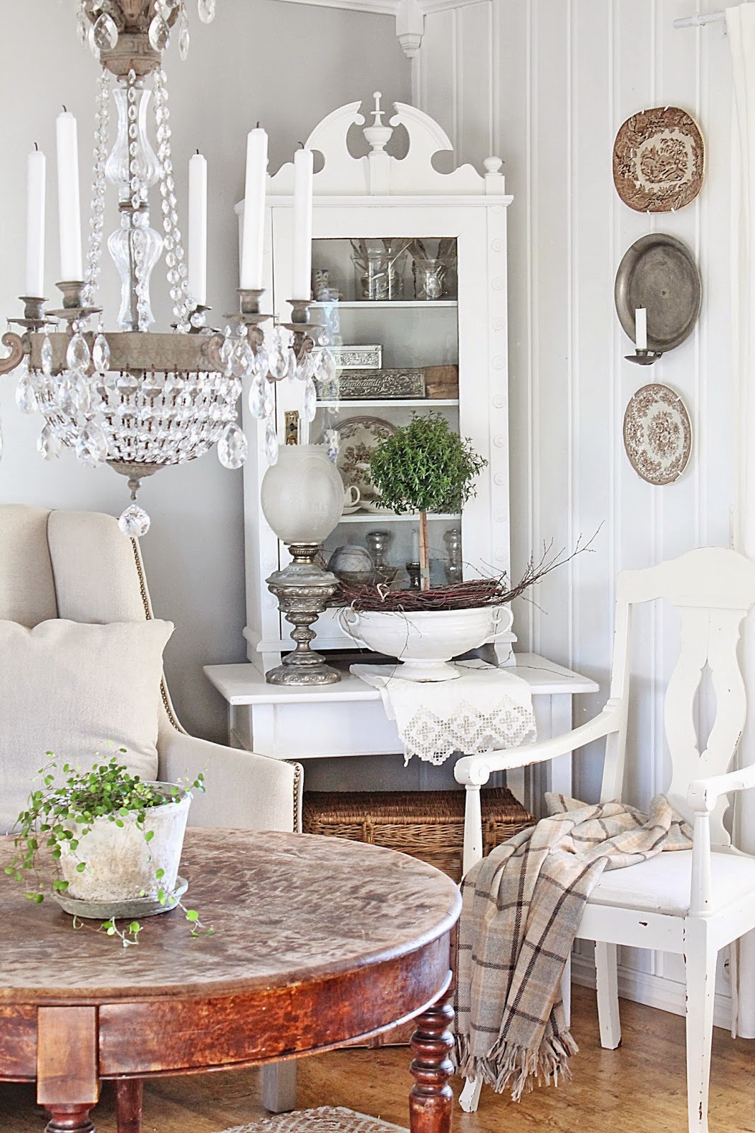 Vibeke design: hvite gamle skap
