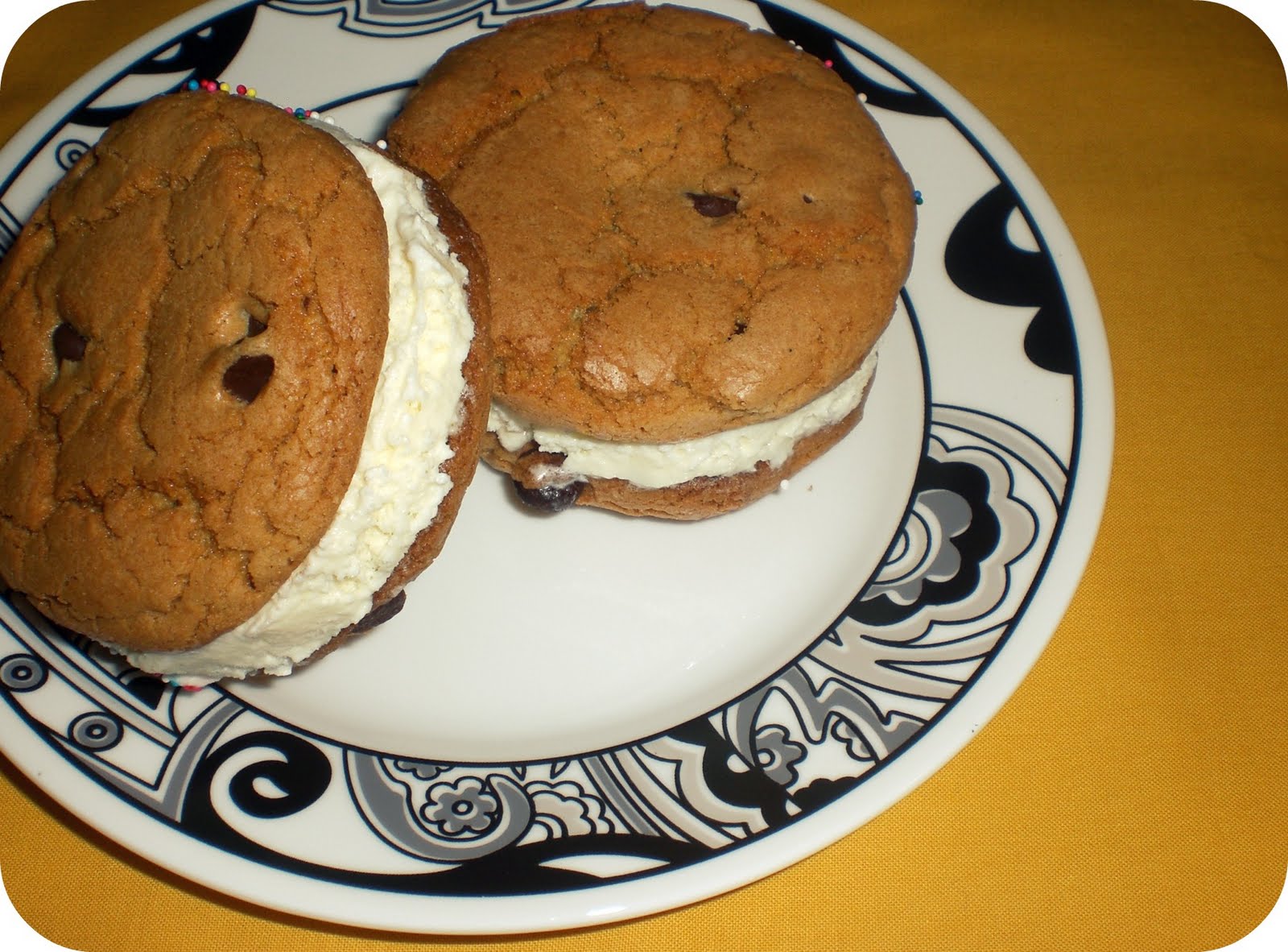 Homemakin and Decoratin Ice Cream Sandwich Cookies