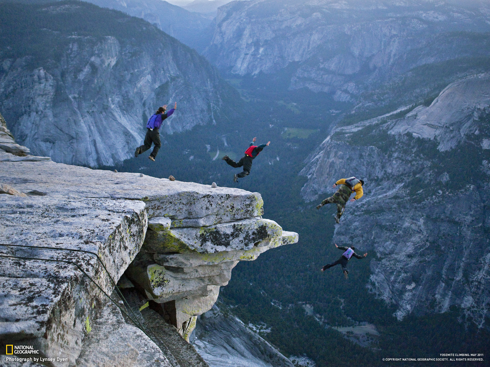 http://3.bp.blogspot.com/-_x34ZnEEi3g/TvmrrfxG84I/AAAAAAAACsY/WkBb-tNmrp0/s1600/may11wallpaper-2_1600-yosemite-base-jumping.jpg