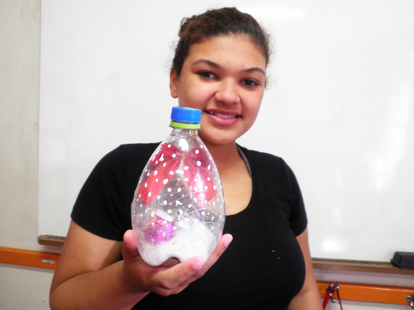 Educandos produzem presentes natalinos feitos com garrafa pet - Rede  Calábria