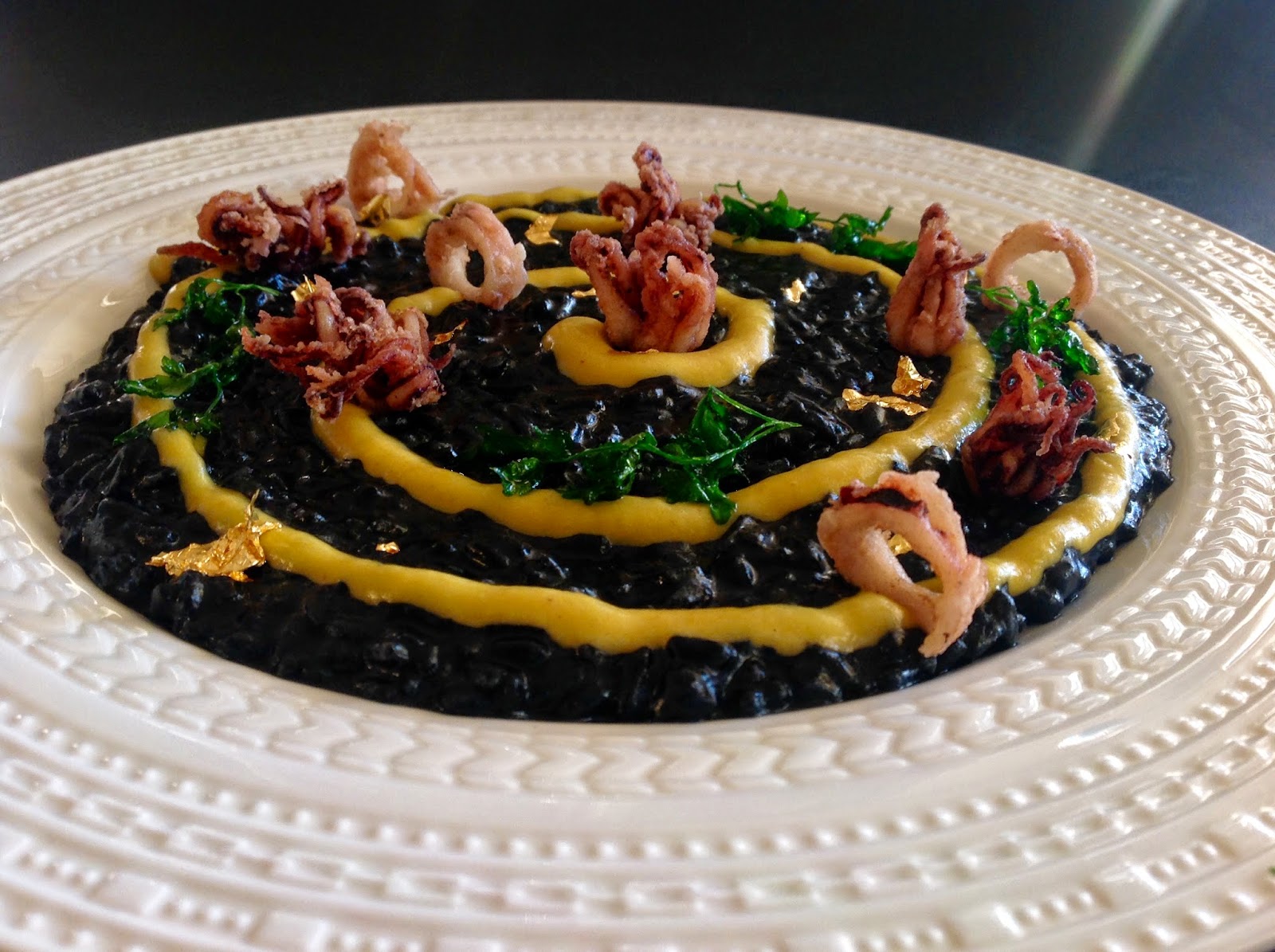 Lovely Cake Riso al nero con crema di calamari, spirale piccante di