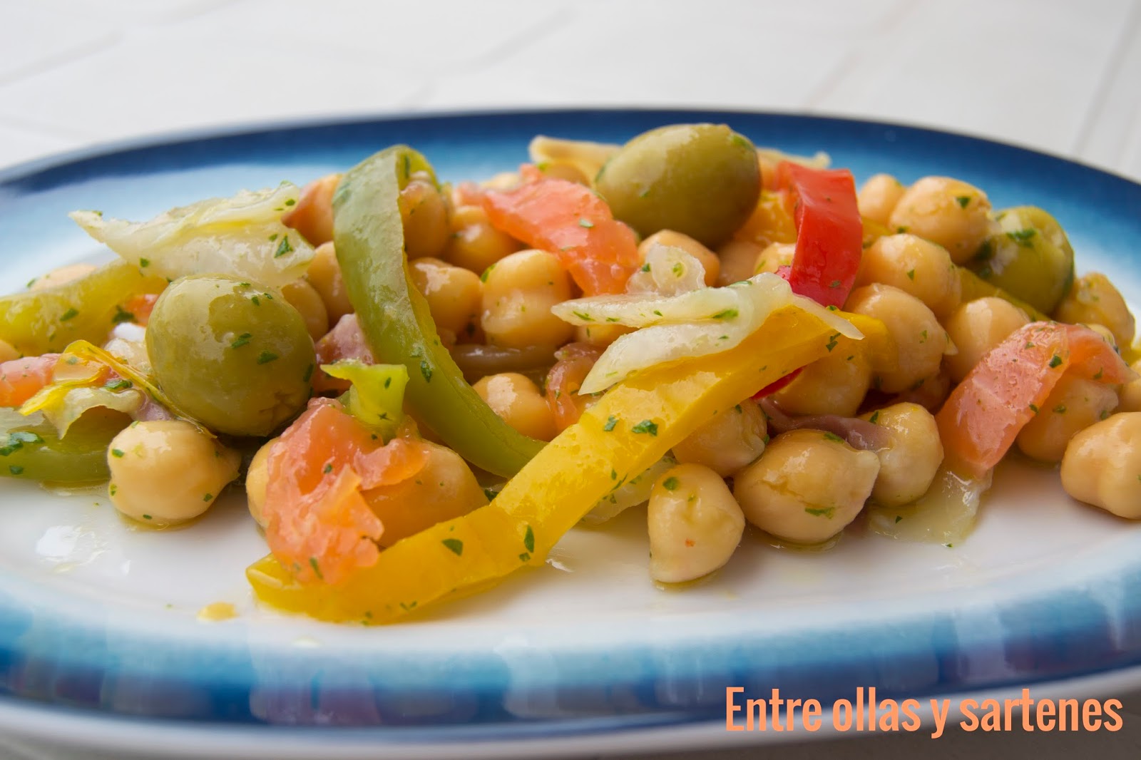 Entre ollas y sartenes Ensalada de garbanzos y ahumados