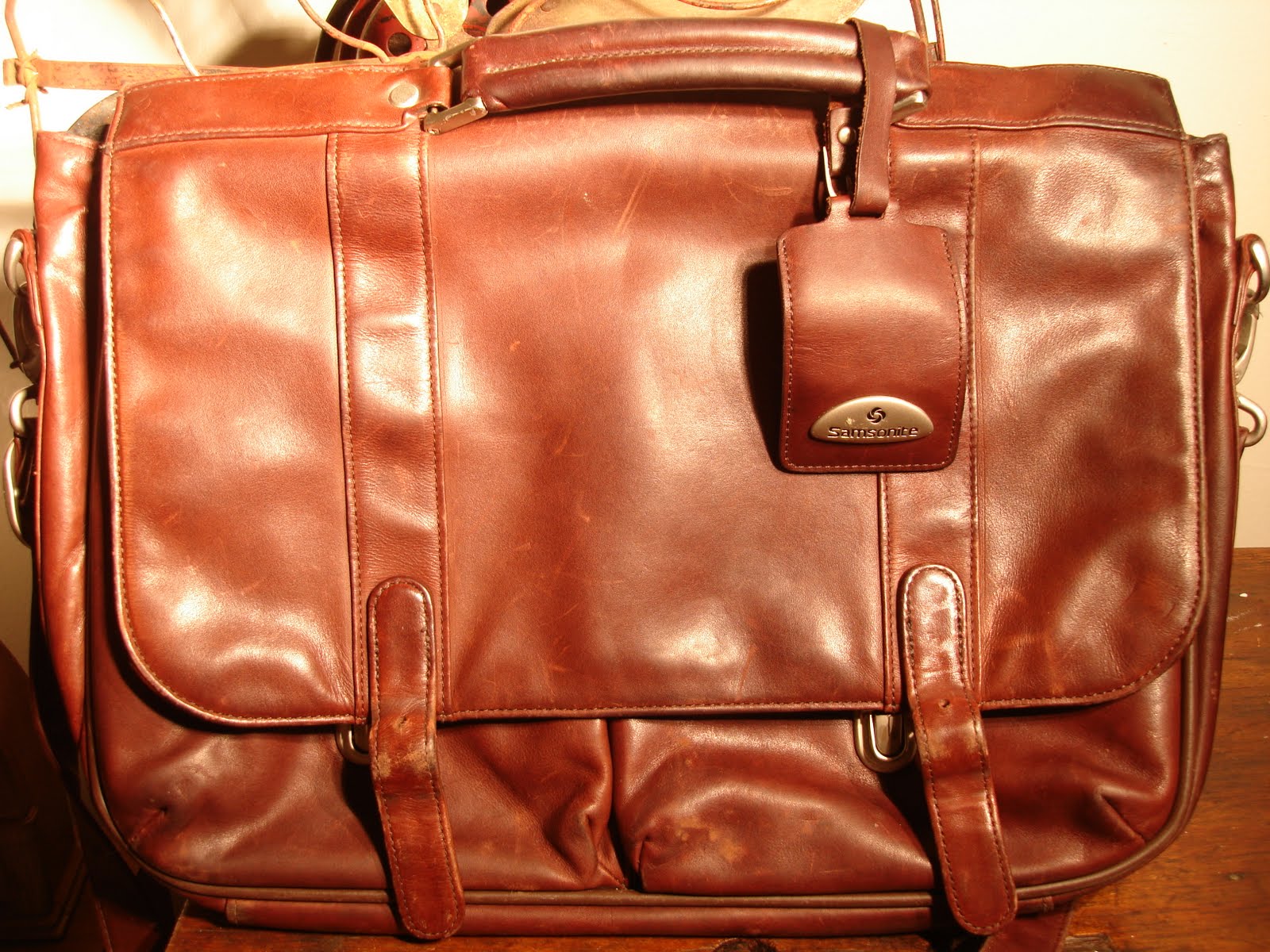 VINTAGE TREASURES AND MORE VINTAGE SAMSONITE LEATHER MESSENGER BAG