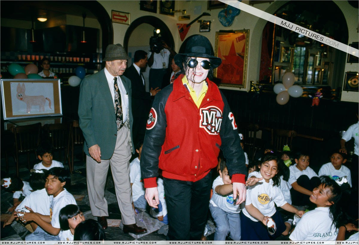 [FOTOS] Michael Jackson no Hard Rock Café (México) 5 de novembro de