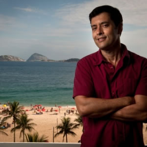 O roteirista de novelas, Tiago Santiago posa para fotos em seu apartamento em Ipanema (Foto: Luciana Whitaker)