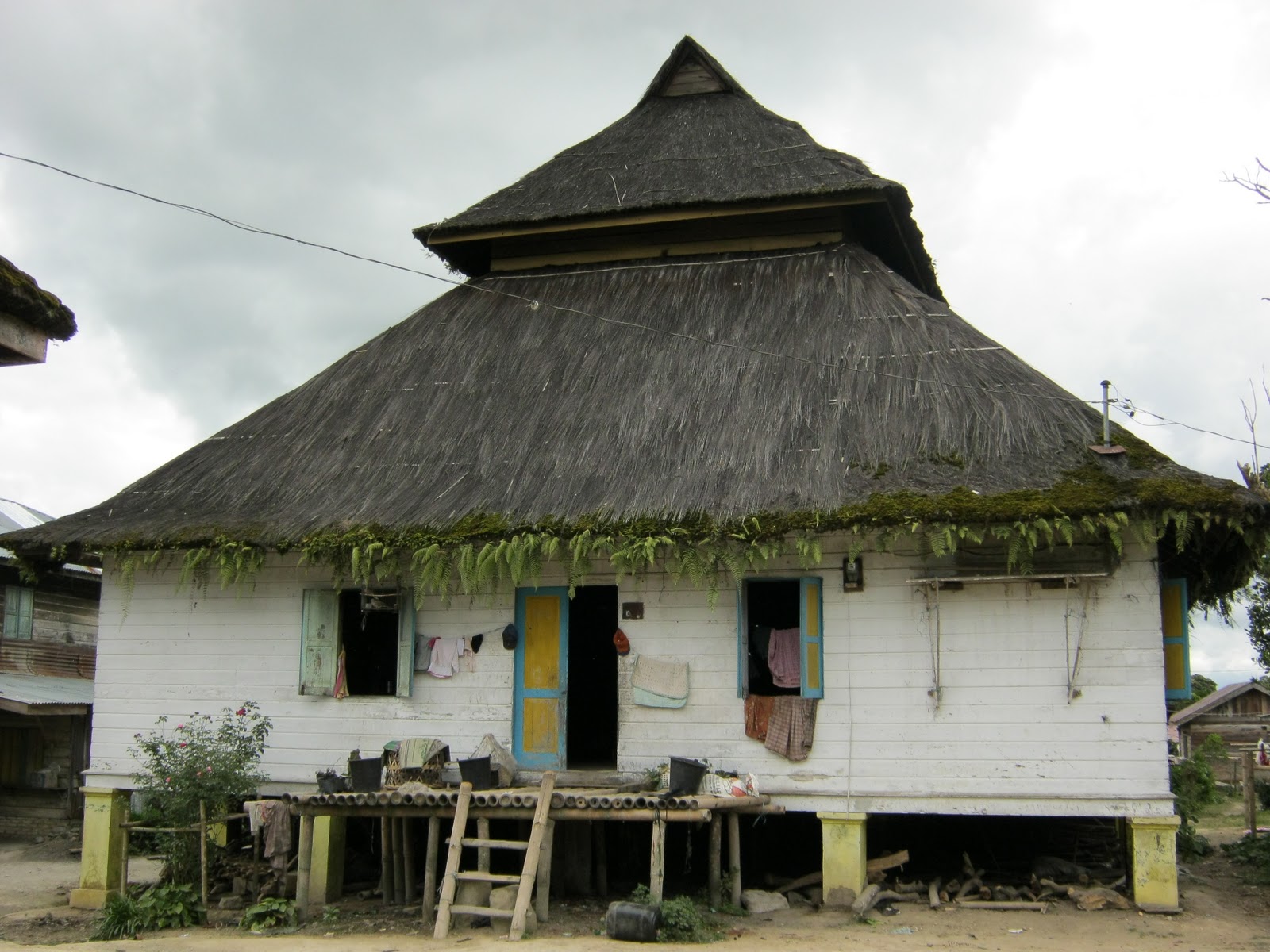 gambar rumah adat karo terkini ( Lingga)