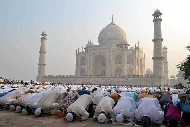 Masjid mein Namaz ada