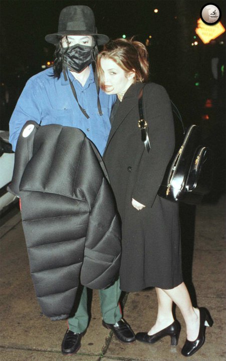 Michael_Jackson_Lisa+Marie_Beverly_Hills_2_de_septiembre_1998.jpg