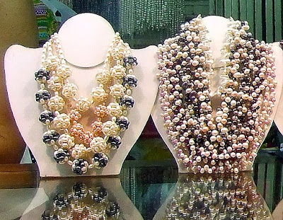 Pearl necklaces in white, black and pink