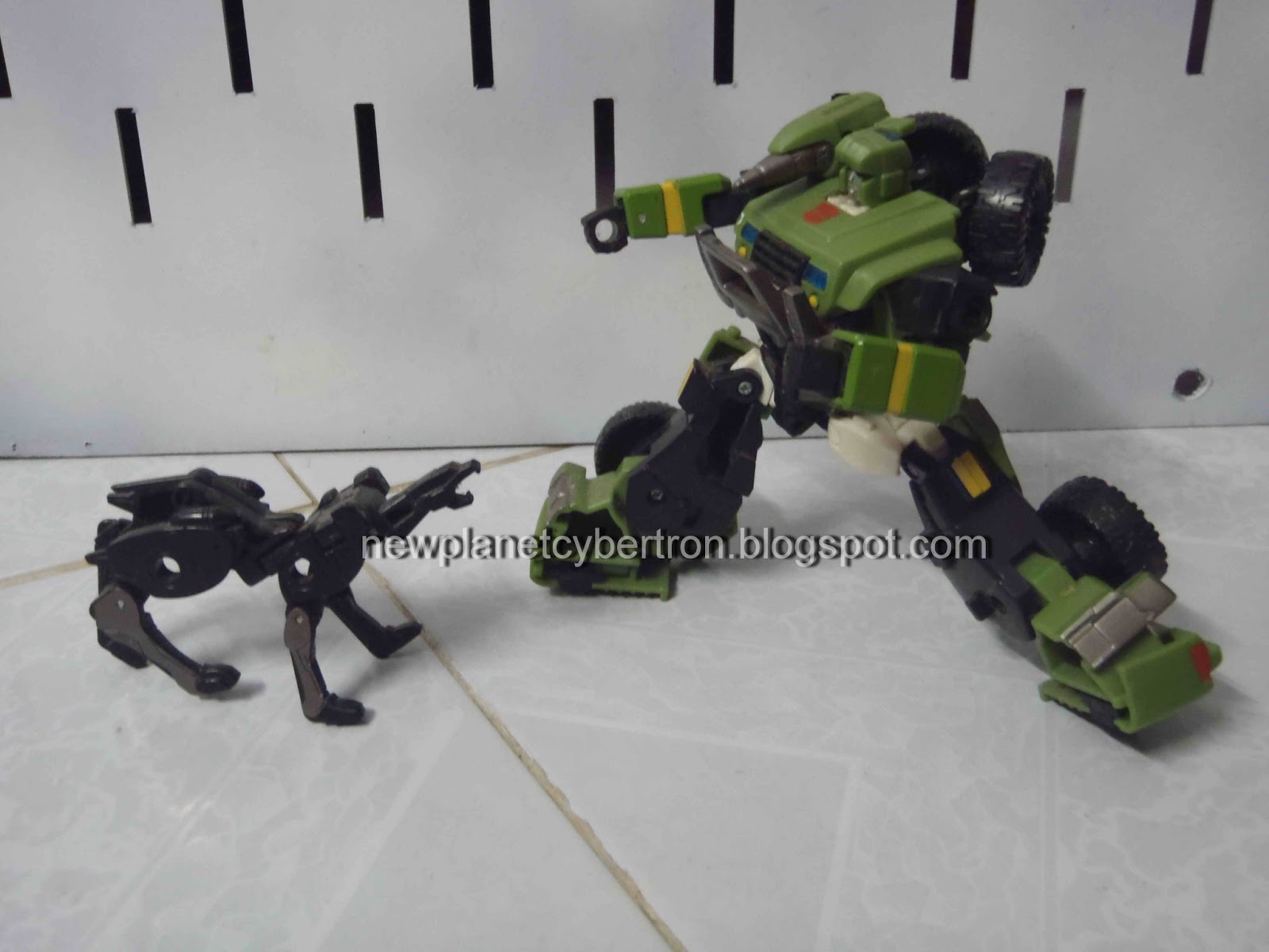 New Cybertron Transformers Review Hound (Classic Deluxe)