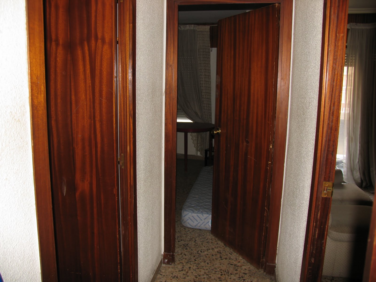 Espíritu Chamarilero: Lacar puertas en blanco y cambiar los pomos