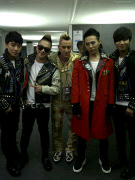[Pics] BB en el backstage de los MTV EMA 2011 con celebridades Bigbang+10