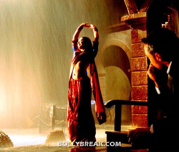 Kareena Kapoor in Chameli in Red Sari - (6) - Bollywood Actresses in Saree - Top 25 List
