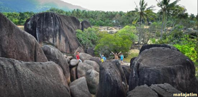 pemandagan batu unik di pantai nenek pemandagan batu unik di pantai nenek