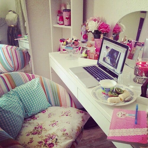 relaxing at my Apple pc to read herinterest.com online magazine, Fashion blog, Fashion and Cookies, fashion blogger