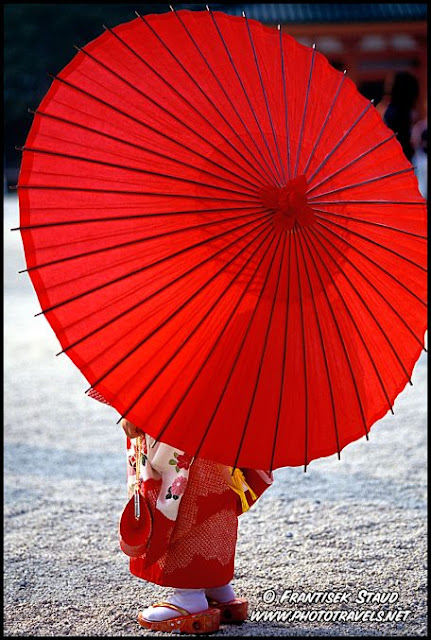 DE ROJO PASIÓN ... - Página 3 Little+Maiko+girl+posing+with+red+umbrella+in+Heian+Jingu+Shrine%252C+Kyoto%252C+Japan