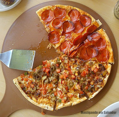 Jodies Pan Pizza Marina Riverside: pizza meia Vegetariana meia Pepperoni