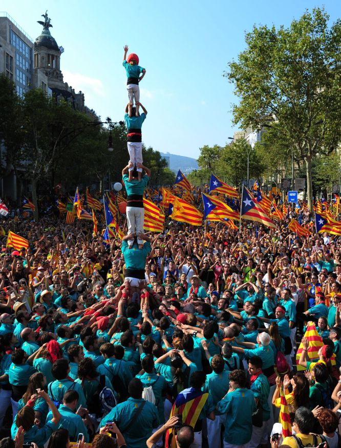NEGRO SOBRE BLANCO: Catalunya clama por su independencia; Madrid presenta  tuppers y rechaza recortes.