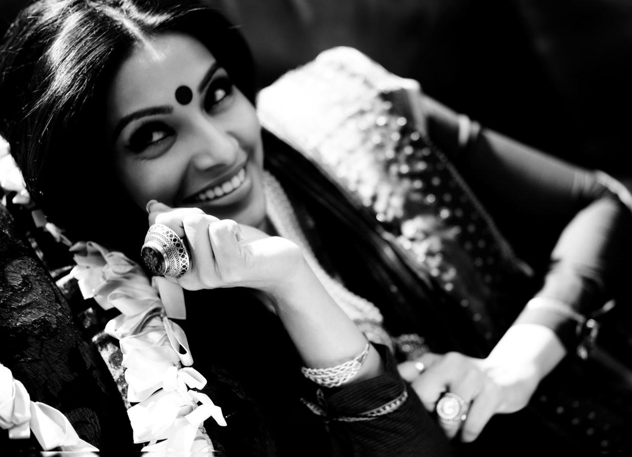 Bipasha Basu in bengali sari - Black & White - Bipasha Basu Hi! BLITZ Scans - in Bengali Sari