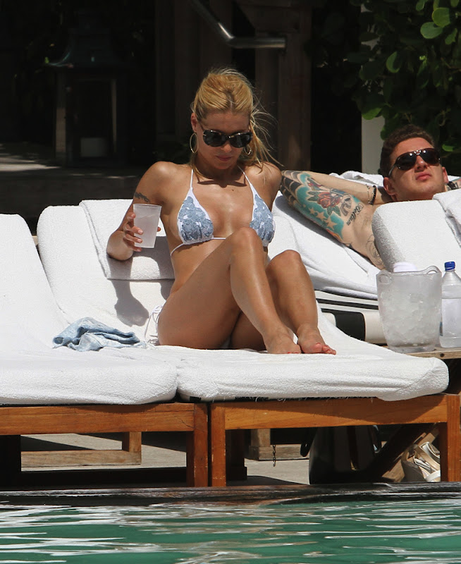 Michelle Hunziker looks hot in a Bikini at Miami Pool