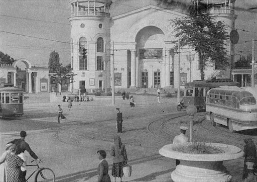 Трамвай на площади Советской в Симферополе