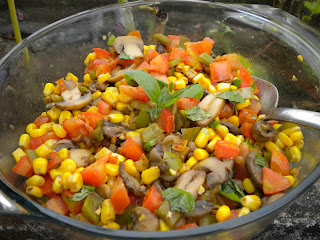 Salada de Milho, Cogumelo e Tomate (vegana)