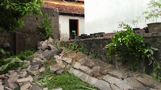 The parapet wall of the Rippon Balika Vidyalaya Galle collapses The parapet wall of the Rippon Balika Vidyalaya Galle collapses