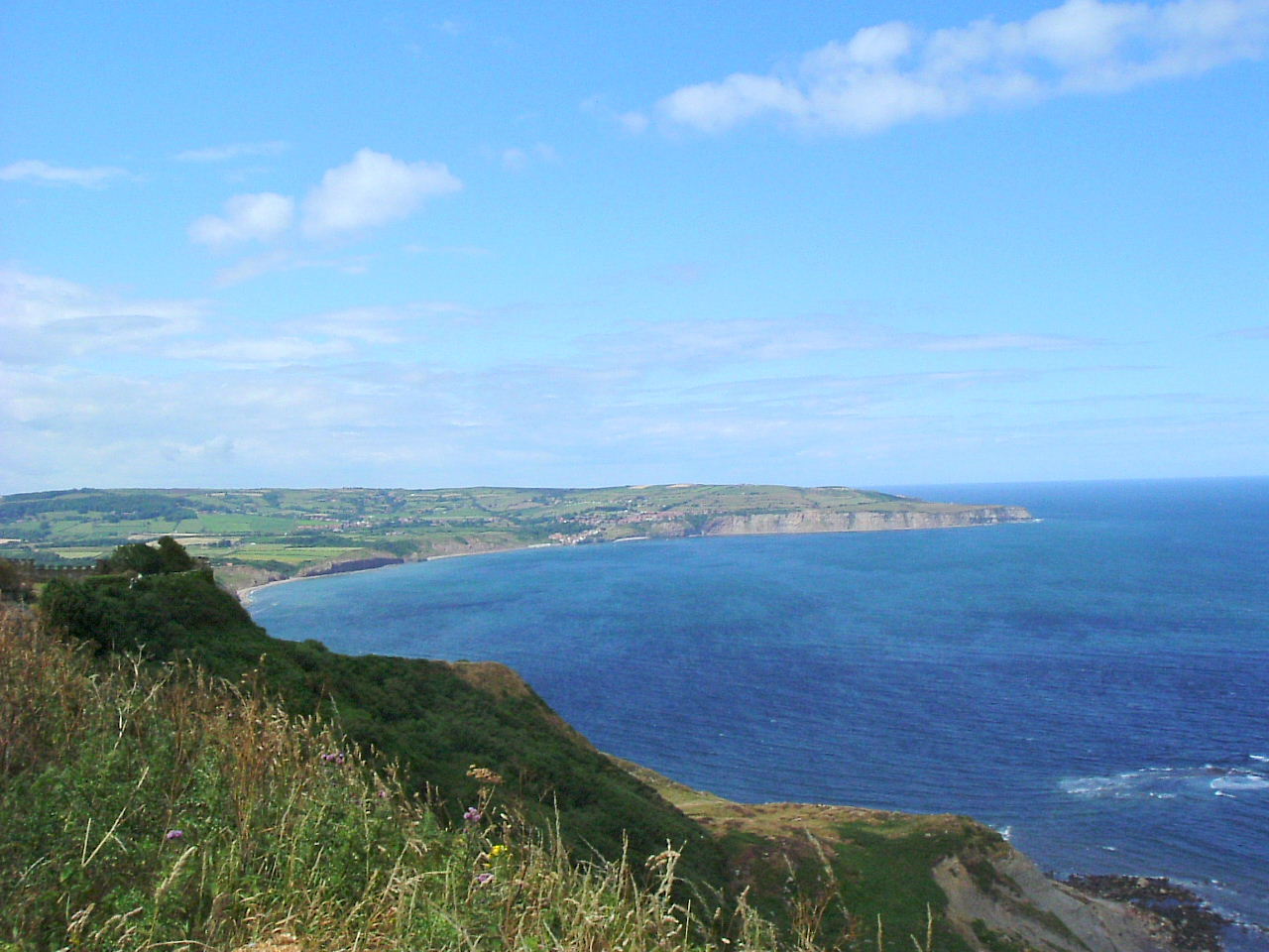 http://3.bp.blogspot.com/-aOaRq5pw78s/T6VwZRJ6TgI/AAAAAAAAKLk/c6u0i6owhhU/s1600/17+Towards+Robin+Hoods+Bay.jpg