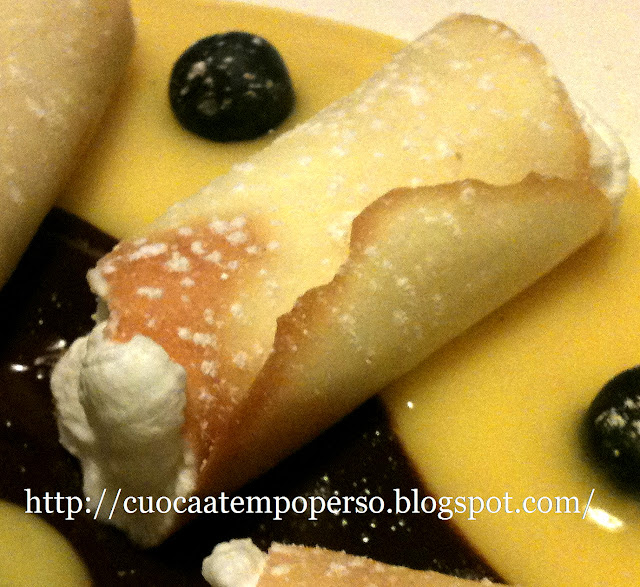 cilindri burrosi riempiti con panna su letto di crema allo zenzero cilindri burrosi riempiti con panna su letto di crema allo zenzero e caffe