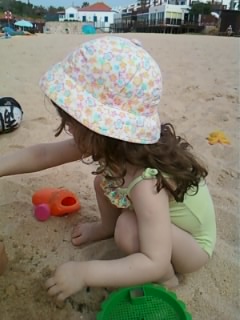 A Lara Filipa a brincar na areia