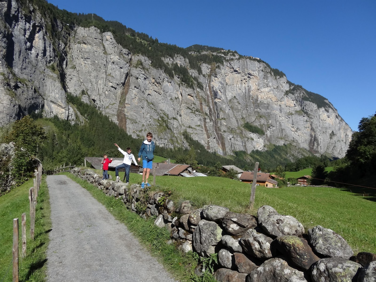 3 months with 3 monkeys.: Grindelwald - Lauterbrunnen - Interlaken