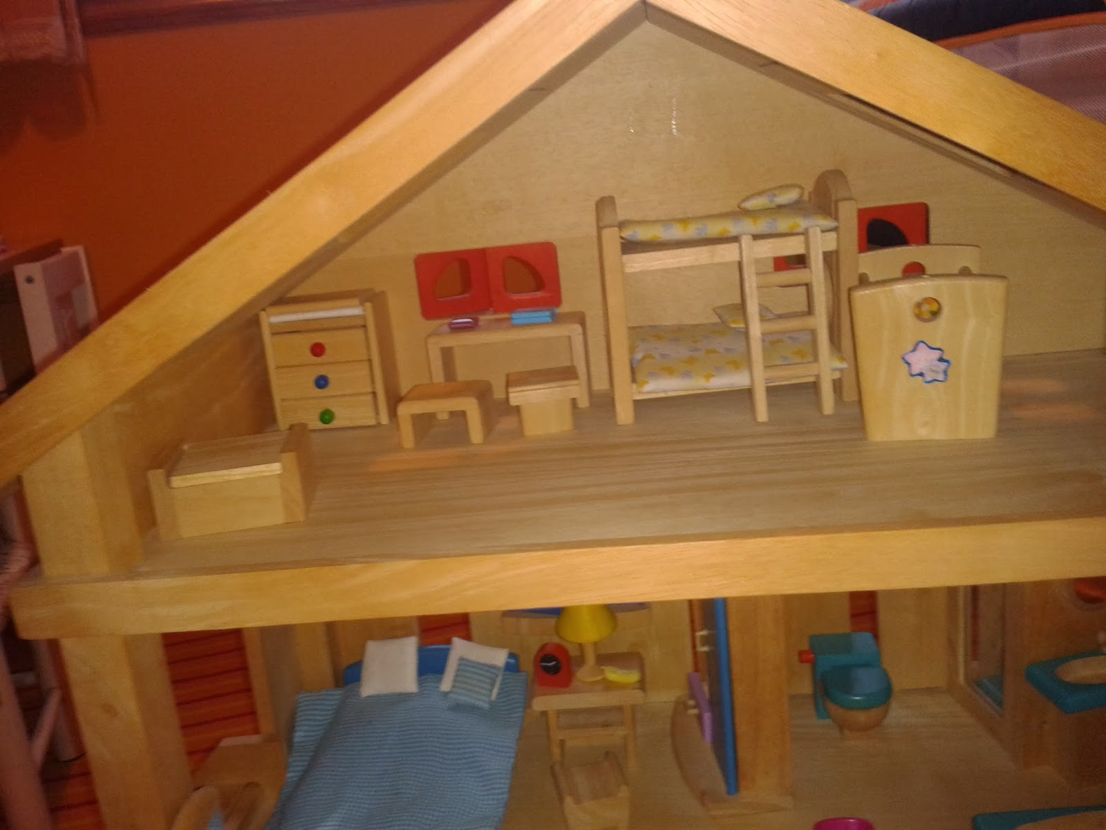 ... flexo al lado de la casita para iluminarla. En fin que, gracias a su cabezonería, ha descubierto él solito el recurso a los focos (casero en este caso).