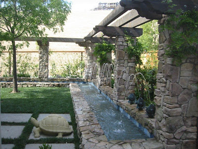 FUENTE DE AGUA EN JARDIN - Patios y Jardines