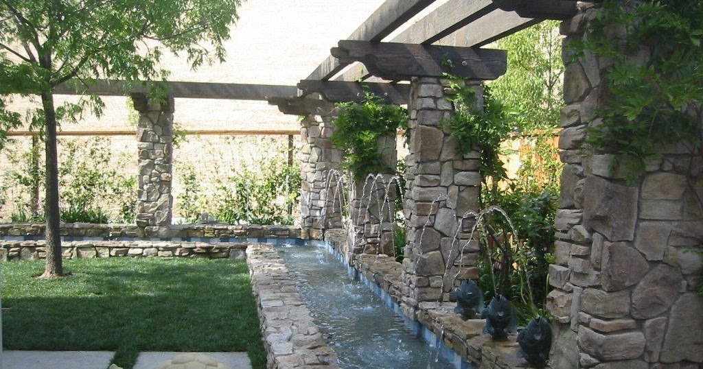 FUENTE DE AGUA EN JARDIN - Patios y Jardines