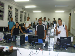 Alunos presentes na aula sobre elaboração de web site - Laboratório 3 do CCS/UFPB