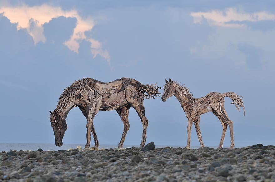 Sculptor Creates Incredible Life-Size Driftwood Animals Sculptor Creates Incredible Life-Size Driftwood Animals