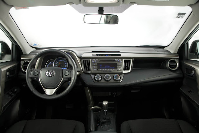 Novo Toyota RAV4 - Página 3 Nova-RAV4-4x2-interior+(2)