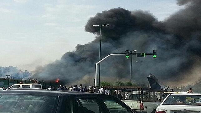 Un avión se estrella en el aeropuerto de Teherán