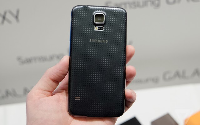 S5 still has the plastic back cover like the S4 but dot-patterned.