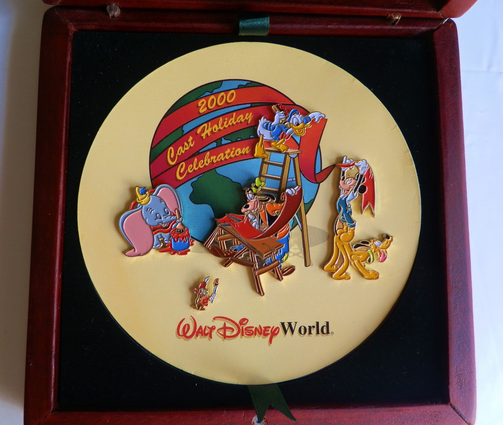 Disney Vacation Kingdom 2000 Cast Holiday Celebration Pin Set