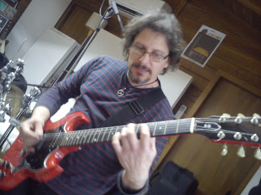 En Jordi Rodríguez gravant la guitarra a l'estudi