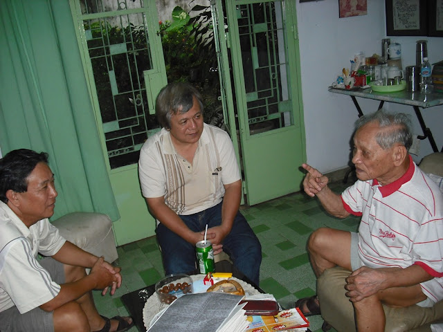 Con cái tù chính trị Côn Đảo cùng cựu tù 91 tuổi đang tâm giao.