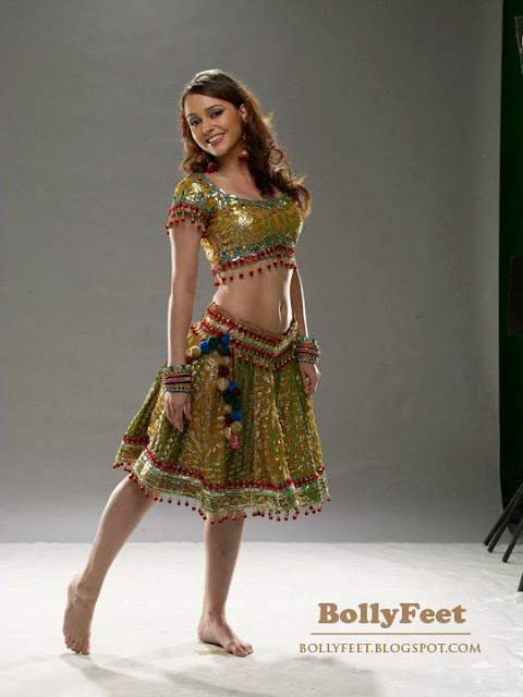 "Bollywood-fétichime", les pieds des stars du cinéma indien Hazel_bare_feet+%25281%2529