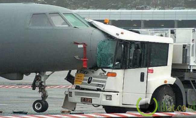Ditabrak Pesawat Ditabrak Pesawat